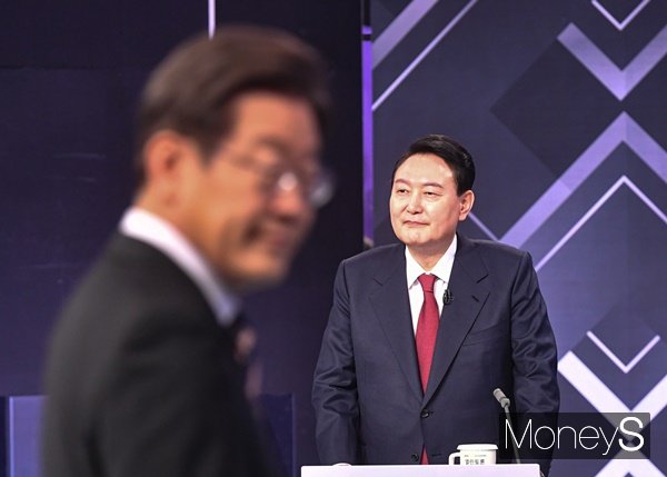 윤석열 국민의힘 후보가 "특검은 늘 하자는 거니까 언제든지 좀 받아달라"며 "제가 당선이 돼 나중에 취임을 한다고 해도 시간이 좀 걸린다. 대장동 사건과 관련된 일체를 엄정하게 수사해야 한다"고 강조했다. 사진은 2dlf서울 영등포구 KBS 본관 스튜디오에서 열린 중앙선거관리위원회 주관 제20대 대통령선거 후보자 3차 사회분야 방송토론회에 참석한 윤석열 국민의힘 후보. /사진=임한별 기자