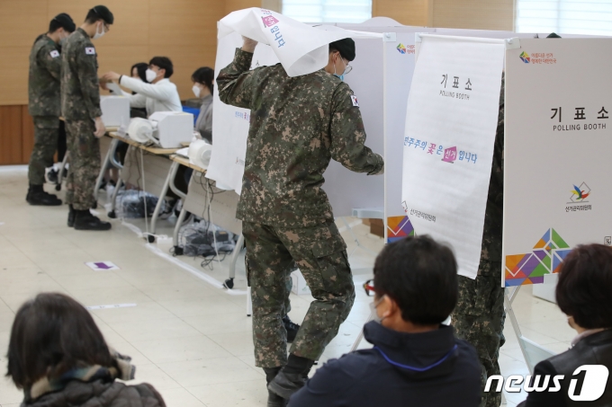 총선 사전투표가 시작된 2020년 4월 10일 오전 대구 수성구 만촌1동 행정복지센터에 마련된 사전투표소에서 군 장병들이 투표에 참여하고 있다. 2020.4.10/뉴스1 © News1