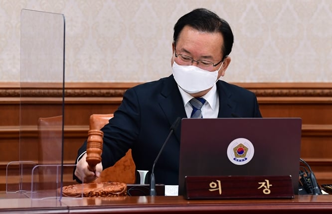 3일 김부겸 국무총리가 신속항원검사(자가진단키트)에서 신종 코로나바이러스 감염증(코로나19) 양성 반응이 나와 총리 공관에서 대기중이다. 사진은 김 총리가 지난 2일 서울 종로구 정부서울청사에서 열린 제10회 국무회의에서 의사봉을 두드리는 모습. /사진=뉴스1