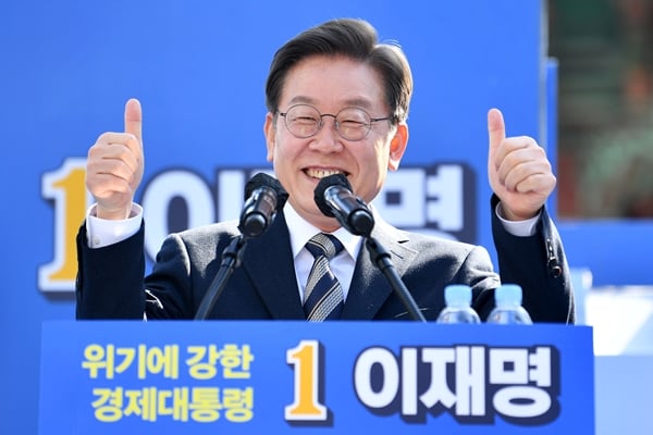 이재명 더불어민주당 대선 후보가 3일 '최후의 부동층'으로 떠오른 '2030 여성'의 표심 잡기에 나섰다. 사진은 이날 서울 종로구 보신각터에서 유세하는 이 후보. /사진=뉴스1