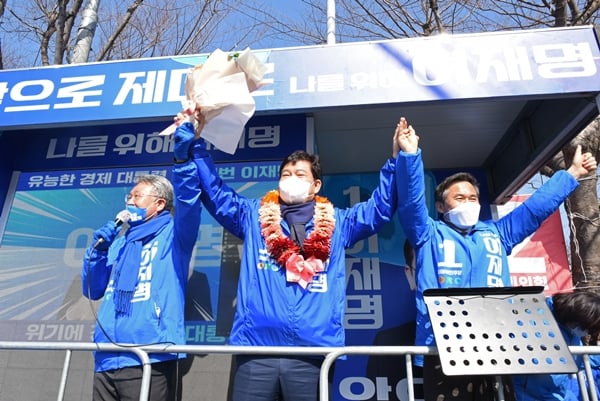 송영길 더불어민주당 대표가 3일 야권 단일화를 비판했다. 사진은 이날 전남 여수 부영3단지 사거리에서 이재명 당 후보 지지 유세를 하는 송 대표(가운데). /사진=뉴스1