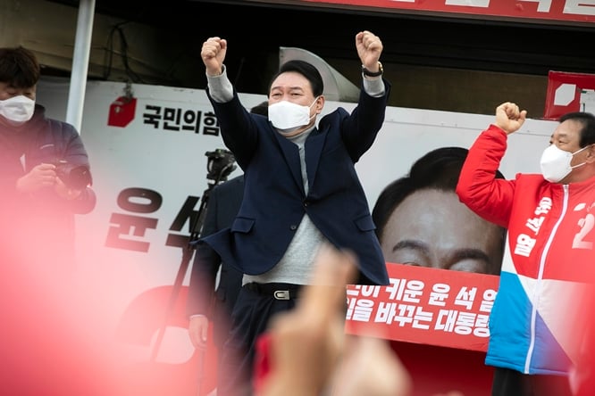 문재인 대통령의 열성 지지자들인 '문꿀 오소리부대'가 3일 윤석열 국민의힘 대선후보에 대한 지지를 선언했다. 사진은 윤 후보가 이날 오후 세종시 조치원역 앞에서 열린 유세에서 지지를 호소하는 모습. /사진=뉴스1