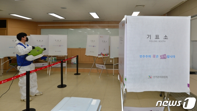 제 20대 대통령선거 사전투표일을 하루 앞둔 3일 경북 포항시청 시의회 지하 1층에 마련된 남구 대이동 사전투표소에서 관계자들이 방역 작업을 하고 있다. 2022.3.3/뉴스1 © News1 최창호 기자