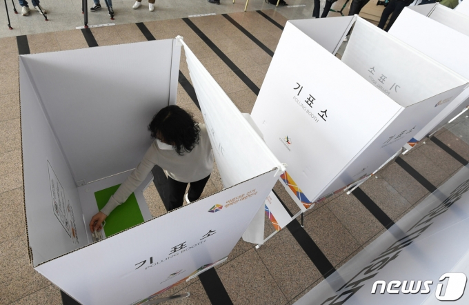 제20대 대통령 선거 사전투표를 하루 앞둔 3일 서울역에 마련된 남영동사전투표소에서 서울시 선거관리위원회 관계자들이 기표소를 점검하고 있다. 2022.3.3/뉴스1 © News1 안은나 기자