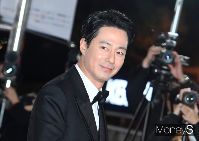 배우 조인성이 손님과 결혼을 주제로 이야기를 나눴다. /사진=장동규 기자