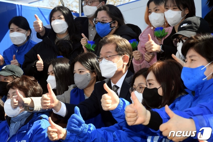 이재명 더불어민주당 대선후보가 3일 서울 종로구 보신각터에서 ‘우리 모두를 위해, 성평등 사회로’ 유세를 열고 여성 유권자들과 기념촬영하고 있다. 2022.3.3/뉴스1 © News1 오대일 기자
