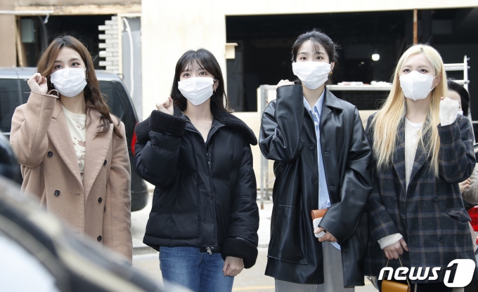 라붐 솔빈(왼쪽부터), 해인, 지엔, 소연이 20대 대통령선거 사전투표 첫날인 4일 오전 서울 강남구 청담사전투표소로 들어서고 있다. 2022.3.4/뉴스1 © News1 권현진 기자