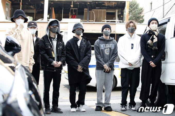 그룹 베리베리가 20대 대통령선거 사전투표 첫날인 4일 오전 서울 강남구 청담동 사전투표소로 들어서며 인사를 하고 있다. 2022.3.4/뉴스1 © News1 권현진 기자