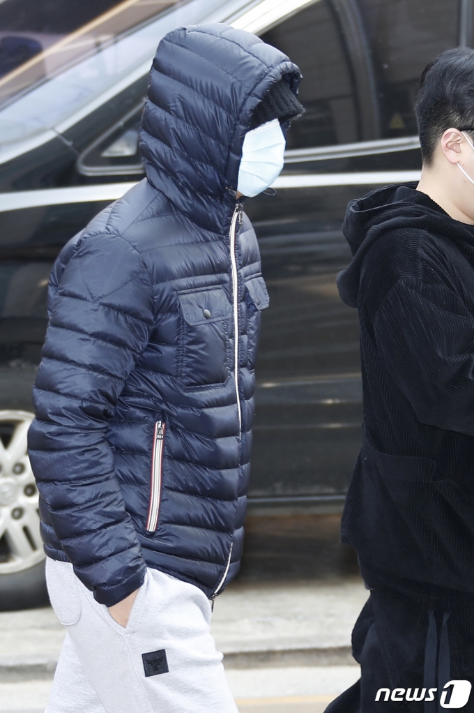 가수 정용화가 20대 대통령선거 사전투표 첫날인 4일 오전 서울 강남구 청담동 사전투표소로 들어서고 있다. 2022.3.4/뉴스1 © News1 권현진 기자