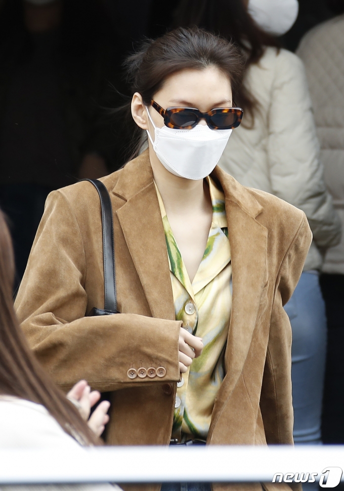 위키미키 기도연이 20대 대통령선거 사전투표 첫날인 4일 오전 서울 강남구 청담사전투표소로 들어서고 있다. 2022.3.4/뉴스1 © News1 권현진 기자
