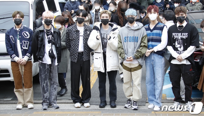그룹 킹덤이 20대 대통령선거 사전투표 첫날인 4일 오전 서울 강남구 청담사전투표소로 들어서고 있다. 2022.3.4/뉴스1 © News1 권현진 기자