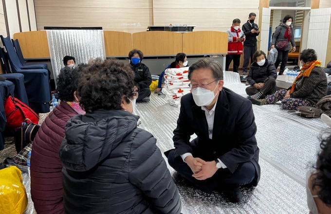 이재명 더불어민주당 대선 후보가 5일 새벽 강원 삼척 원덕복지회관 제1대피소를 방문해 산불 이재민들을 위로하고 있다. /사진=뉴스1
