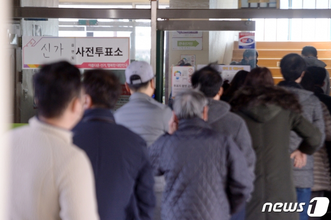 제20대 대통령선거 사전투표 이틀째인 5일 낮 광주 광산구 신가동 진만초등학교에 마련된 사전투표소에서 시민들이 투표에 참여하고 있다. 2022.3.5/뉴스1 © News1 정다움 기자