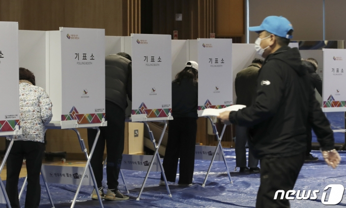 제20대 대통령선거 사전투표 첫날인 4일 오전 울산 울주군국민체육센터에 마련된 범서읍 사전투표소에서 시민들이 투표를 하고 있다. 2022.3.4/뉴스1 © News1 윤일지 기자