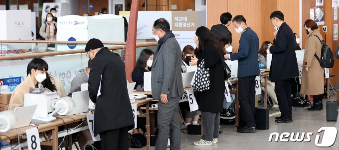 제20대 대통령선거 사전투표 첫날인 4일 오전 서울역 대합실에 마련된 남영동 사전투표소에서 시민들이 투표를 하기 위해 신분확인을 받고 있다. 사전투표는 이날부터 이틀간 오전 6시부터 오후 6시까지 진행된다. 이 기간 유권자는 별도 신고 없이 가까운 사전투표소 어디
