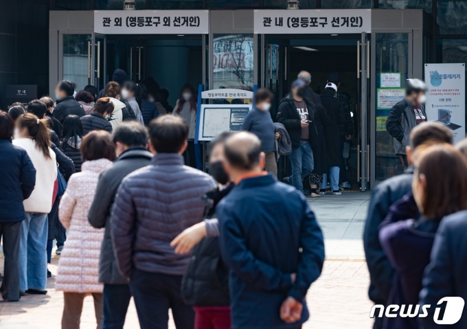 제20대 대통령선거 사전투표 첫 날인 4일 오후 서울 영등포아트홀에 마련된 사전투표소를 찾은 시민들이 투표를 하기 위해 줄을 서 있다. 2022.3.4/뉴스1 © News1 이재명 기자
