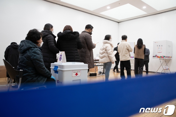 제20대 대통령선거 사전투표 첫 날인 4일 오후 서울 영등포아트홀에 마련된 사전투표소를 찾은 시민들이 투표를 하기 위해 줄을 서 있다. 2022.3.4/뉴스1 © News1 이재명 기자