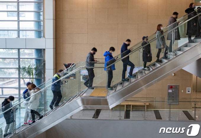 제20대 대통령선거 사전투표 첫 날인 4일 오후 서울 영등포아트홀에 마련된 사전투표소를 찾은 시민들이 투표를 하기 위해 줄을 서 있다. 2022.3.4/뉴스1 © News1 이재명 기자