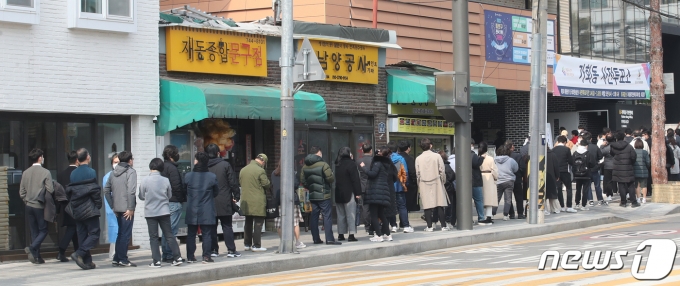 제20대 대통령선거 사전투표 첫날인 4일 서울 종로구 가회동 사전투표소에서 유권자들이 사전투표를 위해 길게 줄을서고 있다. 사전투표는 이날부터 이틀간 오전 6시부터 오후 6시까지 진행된다. 이 기간 유권자는 별도 신고 없이 가까운 사전투표소 어디서나 투표할 수 있다. 2022.3.4/뉴스1 © News1 송원영 기자