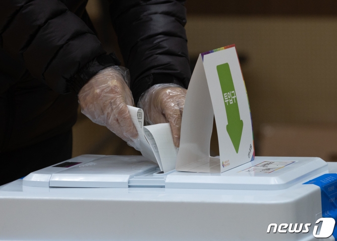 제20대 대통령선거 사전투표일인 4일 오전 서울 서초구 반포1동 주민센터에 마련된 사전투표소를 찾은 시민들이 투표용지를 투표함에 넣고 있다. 2022.3.4/뉴스1 © News1 이재명 기자