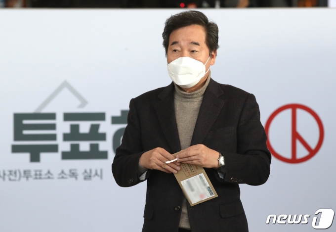 이낙연 더불어민주당 총괄선대위원장이 5일 오전 서울역 대합실에 마련된 남영동 사전투표소에서 사전투표를 하고 있다. 2022.3.5/뉴스1 © News1 임세영 기자