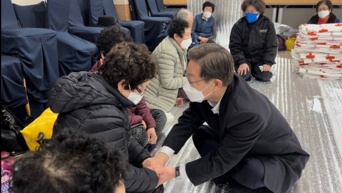 이재명 더불어민주당 대선 후보가 민주당 지역위에 울진 산불 피해복구 자원봉사에 나서달라고 요청했다. 사진은 이 후보가 지난 5일 강원도 삼척 원덕복지회관 제1대피소를 찾아 이재민을 위로했던 모습. /사진=더불어민주당(뉴시스)