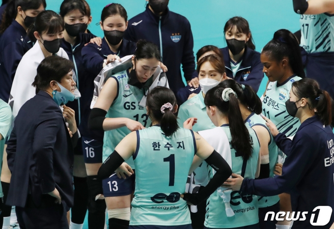 28일 오후 서울 장충체육관에서 열린 프로배구 도드람 2021-22 V리그 여자부 GS칼텍스와 KGC 인삼공사의 경기에서 차상현 GS칼텍스 감독이 선수들이게 작전지시를 하고 있다. 2022.2.2/뉴스1 © News1 임세영 기자