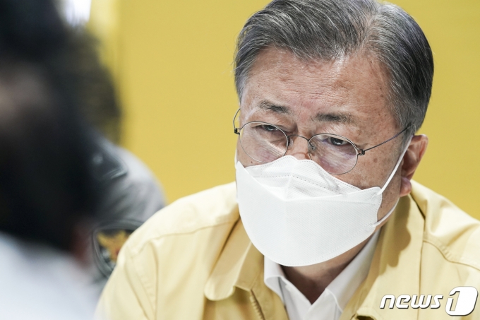 강원·경북 산불현장 방문에 나선 문재인 대통령이 6일 경북 울진군 울진국민체육센터에 마련된 대피소를 찾아 이재민을 위로하고 있다.(청와대 제공) 2022.3.6/뉴스1