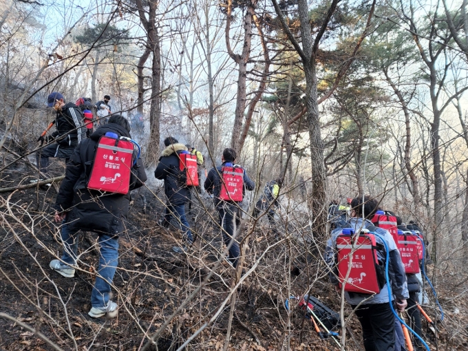 안산시(시장 윤화섭)는 상록구 수리산 일원에서 발생한 화재 진화를 위해 인력 1500여명을 투입하는 등 총력대응하고 있다고 6일 밝혔다. / 사진제공=안산시