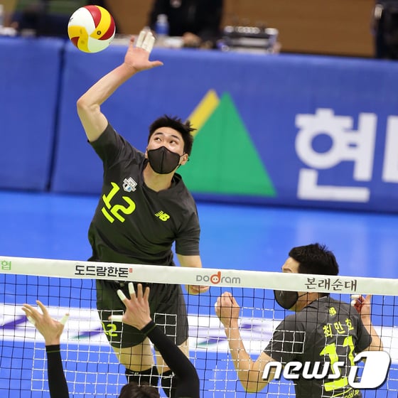 [사진] 공격하는 현대캐피탈 전광인