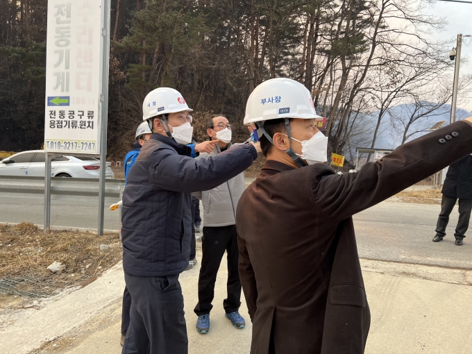 발·송전 설비 정비 전문회사인 한전KPS가 경북 울진과 강원 삼척, 강릉에서 발생한 화재와 관련해 비상근무태세에 돌입했다. 지난 5일 김홍연 한전KPS 사장(사진 왼쪽 1번째)이 화재현장을 방문해 상황을 점검하고 있다./한전KPS
