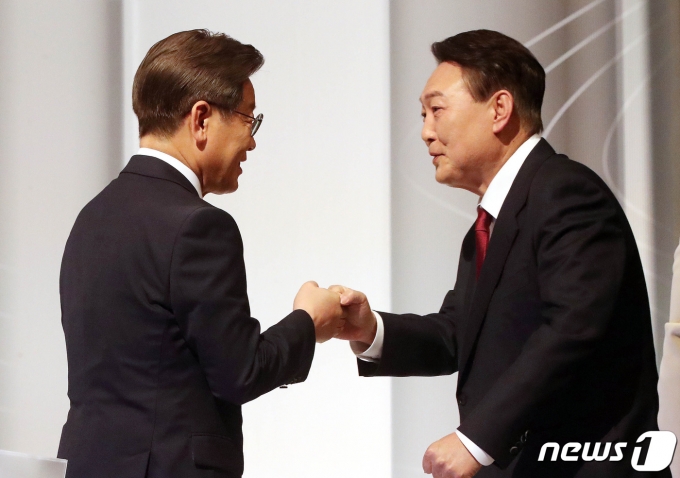 이재명 더불어민주당 대선 후보와 윤석열 국민의힘 대선 후보가 25일 오후 서울 마포구 상암동 SBS스튜디오에서 열린 중앙선거방송토론위원회 주관 제20대 대통령선거 후보 초청 2차 법정 TV 토론회에 참석해 인사 나누고 있다. 2022.2.25/뉴스1 © News1 국회사진취재단