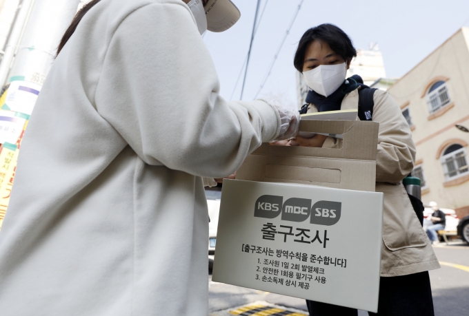 대선 출구조사 결과 정확도에 대한 유권자들의 관심이 뜨겁다. 사진은 지난해 실시된 재보궐선거에서 방송사 출구조사원이 투표를 마치고 나온 시민을 대상으로 출구조사를 하던 모습. /사진=뉴시스