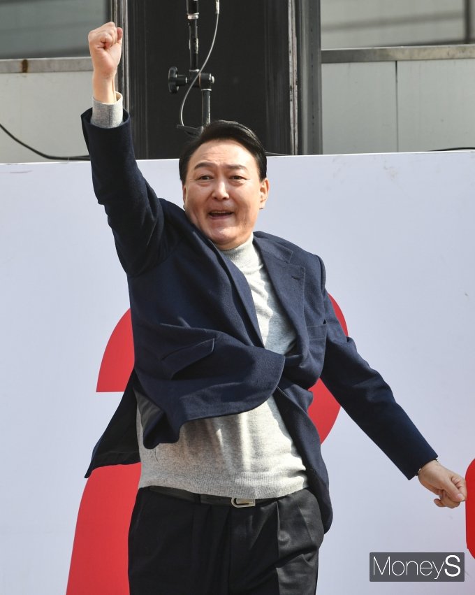 [머니S포토] 어퍼컷 날리는 윤석열