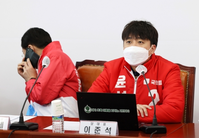 이준석 국민의힘 대표가 송영길 더불어민주당 대표 둔기 피습 사건에 대해 계획된 범죄 같다며 "무탈하시길 기원한다"고 소망했다. 사진은 지난 6일 서울 여의도 국회에서 열린 확대 선거대책본부 회의에 참석한 이 대표(오른쪽). /사진=뉴시스
