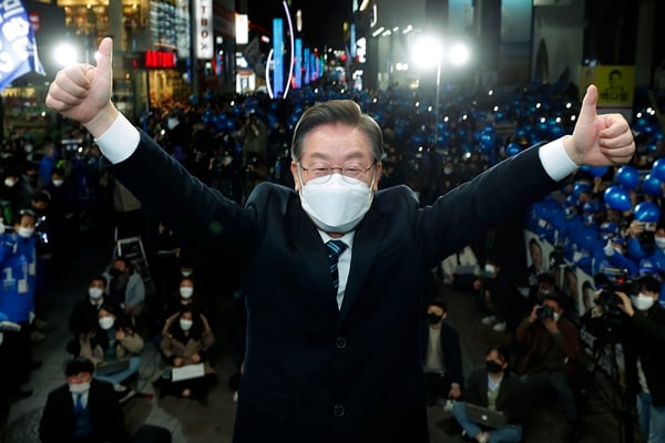 이재명 더불어민주당 대선 후보가 8일 밤시간대 거리에서 자신의 지지를 호소하는 민주당 선거운동원의 사진을 올리며 고마움과 함께 지지를 호소했다. 사진은 지난 7일 청주 상당구 성안길에서 유세하는 이 후보. /사진=뉴스1