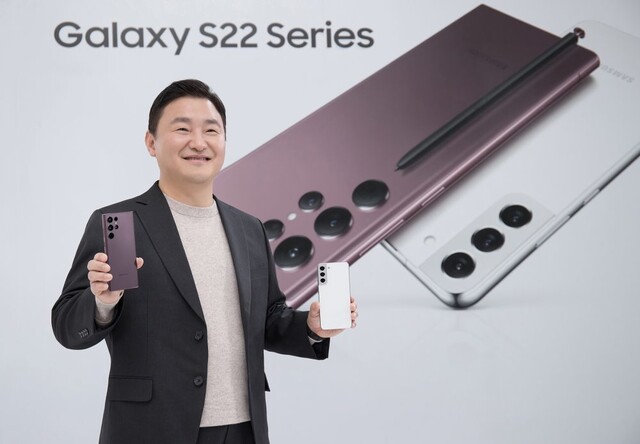 삼성전자 플래그십 스마트폰 '갤럭시 S22'의 고의적 성능 저하 논란이 사그러들지 않고 있다. 스마트폰 구매자들은 집단 소송을 예고한 상태다. /사진=삼성전자