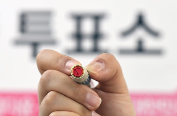 제20대 대통령선거 사전투표에서 여성 유권자가 남성보다 낮은 투표율을 기록한 것으로 8일 나타났다. 사진은 이날 서울 종로구 청운효자동 자치회관에 마련된 청운효자동 제3투표소에서 종로구청 관계자가 든 기표 도장. /사진=뉴스1