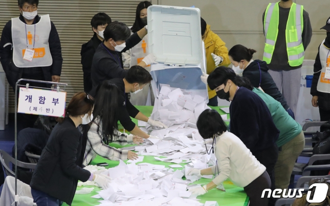 제20대 대통령 선거 투표가 끝난 9일 대전 서구 KT인재개발원에 마련된 개표소에서 개표사무원들이 투표용지를 분류하고 있다. 2022.3.9/뉴스1 © News1 김기태 기자