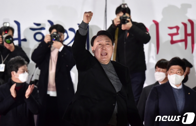 윤석열 국민의힘 대선후보가 제20대 대통령 선거에서 당선이 유력하다. 선거를 하루 앞둔 지난 8일 오후 중구 서울광장에서 '내일, 대한민국이 승리합니다' 유세를 갖고 지지를 호소하는 윤 후보의 모습. 2022.3.8/뉴스1 © News1 국회사진취재단