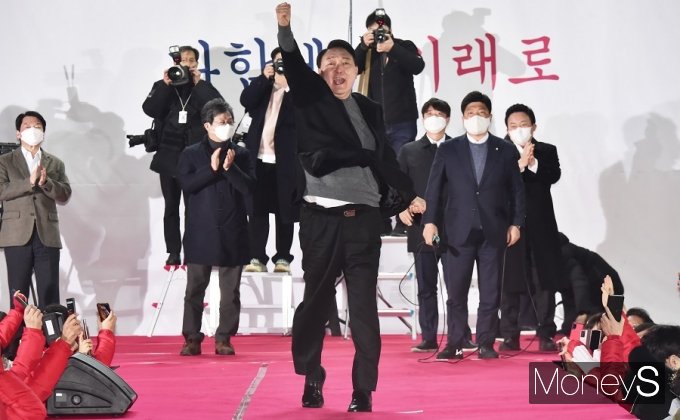 윤석열 국민의히미 대선 후보가 10일 오전 2시38분 기준 48.61%의 득표율로 당선이 유력하다. 사진은 지난 8일 서울 유세에서의 윤 후보. /사진=임한별 기자