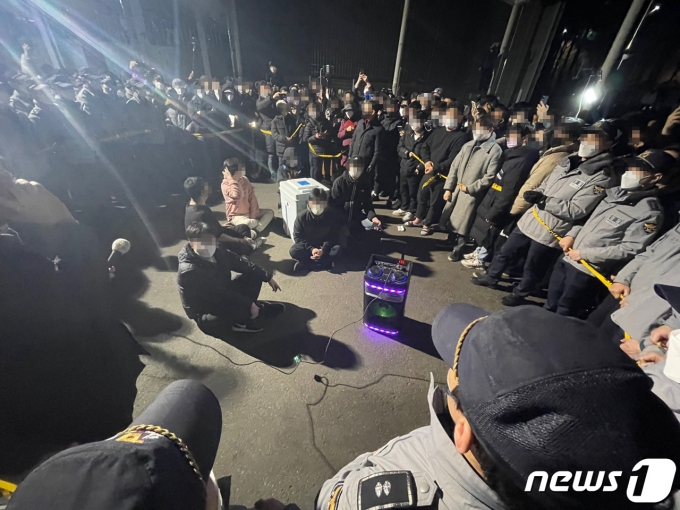 10일 새벽 부평구 삼산체육관에서 개표 예정이었던 제20대 대통령 선거 투표함 1개에 대해 유튜브 채널 '가로세로 연구소(가세연)' 등 보수 유튜버들이 '부정선거'를 주장하며 반입을 막으면서 개표에 차질을 빚고 있다. 2022.3.10/뉴스1 © News1 박혜성 기자