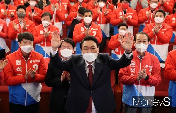 김재원 국민의힘 최고위원이 10일 제20대 대통령선거의 개표를 지켜보며 초조했던 심정을 전했다. 사진은 서울 여의도 중앙당사에서 자축하는 윤석열 당선인. /사진=장동규 기자
