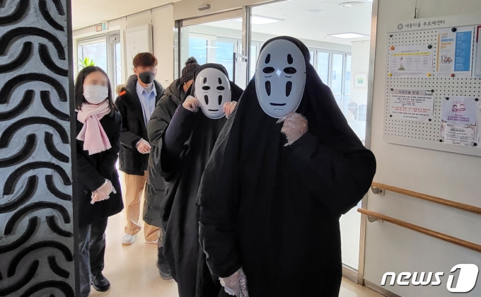 장애인차별금지추진연대 회원들이 4일 오전 서울 종로구 종로장애인복지관 4층에 마련된 제 20대 대통령선거 사전투표소에서 퍼포먼스 의상을 입고 투표에 나서고 있다. 2022.3.4/뉴스1 © News1 이비슬 기자