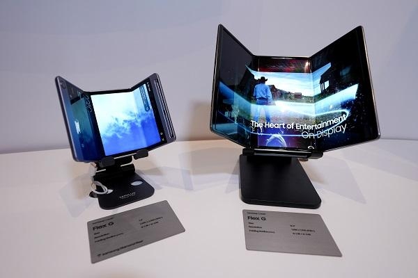 지난 1월 미국 라스베이거스에서 열린 ‘CES 2022’에서 삼성디스플레이가 공개한 안쪽으로 두 번 접히는 멀티 폴더블 디스플레이 ‘Flex G’ 제품. / 사진=삼성디스플레이