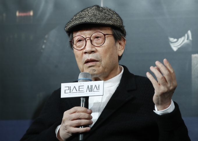 배우 신구가 건강 문제로 연극 '라스트 세션' 공연에 불참한다. 사진은 배우 신구가 지난 8일 오후 서울 종로구 예스24스테이지에서 열린 연극 ‘라스트 세션’의 기자간담회에 참석해 취재진 질문에 답하는 모습. /사진=뉴스1