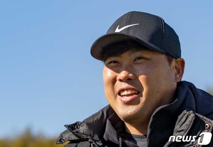 메이저리그(MLB) 토론토 블루제이스 류현진이 3일 오전 경남 거제시 하청스포츠타운에서 인터뷰를 하고 있다. 2022.2.3/뉴스1 © News1 이재명 기자