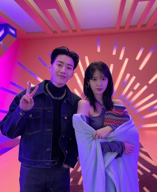 가수 아이유는 11일 인스타그램에 "가나다라"라는 코멘트와 함께 박재범과 함께 찍은 사진을 공개했다. /사진=아이유 인스타그램