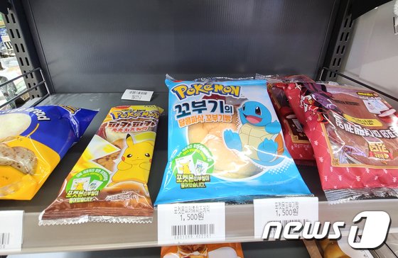 SPC삼립이 24년 만에 다시 내놓은 포켓몬빵이 선풍적인 인기를 끌고 있다. 사진은 지난 3일 서울 시내의 한 편의점에 진열된 포켓몬빵./사진=뉴스1 