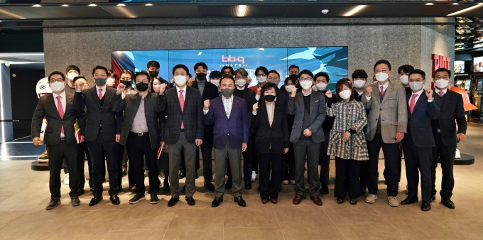 제너시스비비큐가 지난 11일 세계 최대 게임인 리그오브레전드 전용경기장인 종로의 롤파크 내에 게임 세계관을 반영한 복합공간 컨셉의 직영점 빌지워터점을 오픈했다. (BBQ 제공)